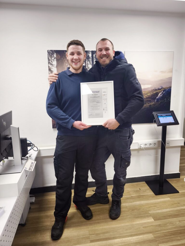 Zwei Männer mit Urkunde