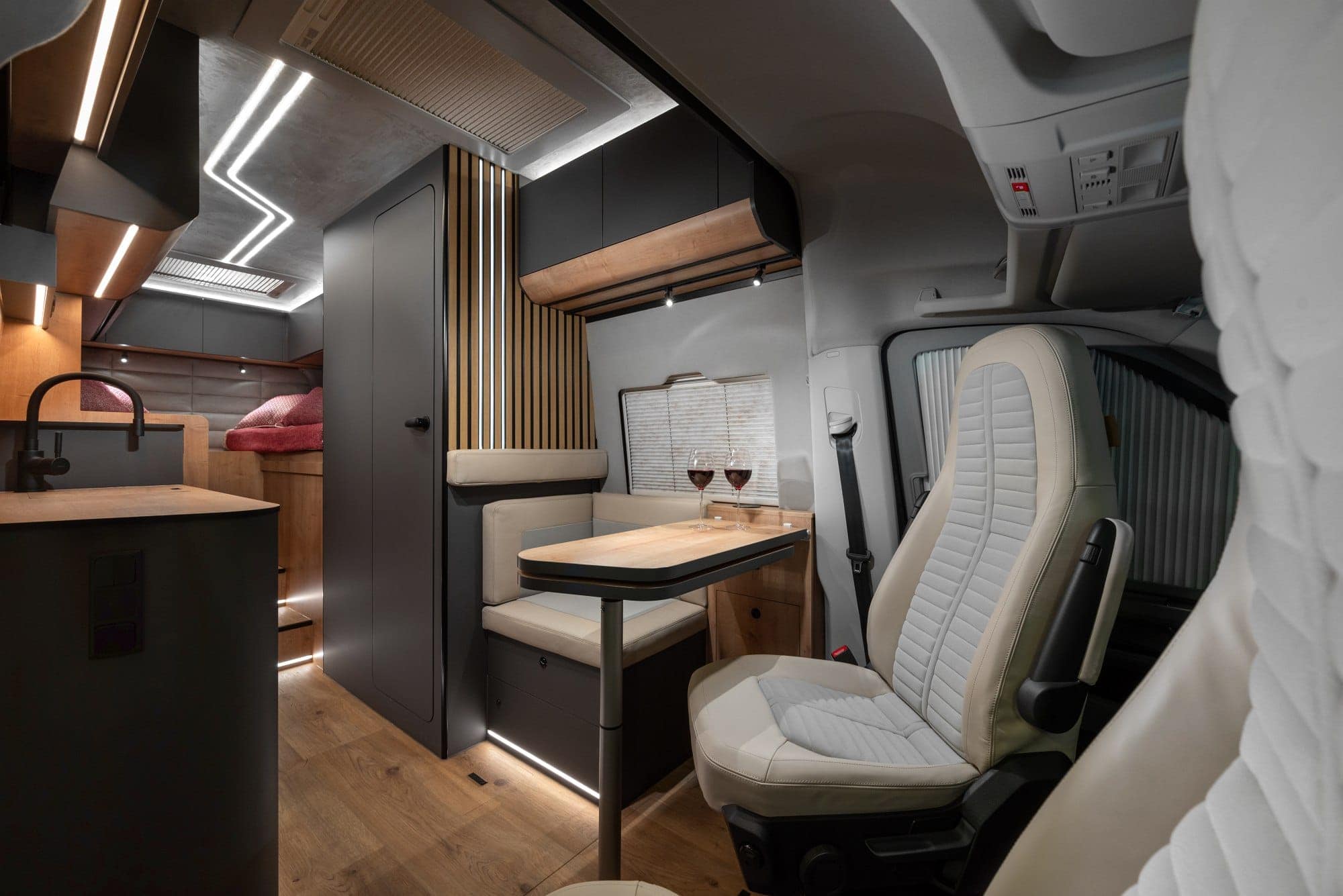 Globe-Traveller-Falcon-2z-6157-m