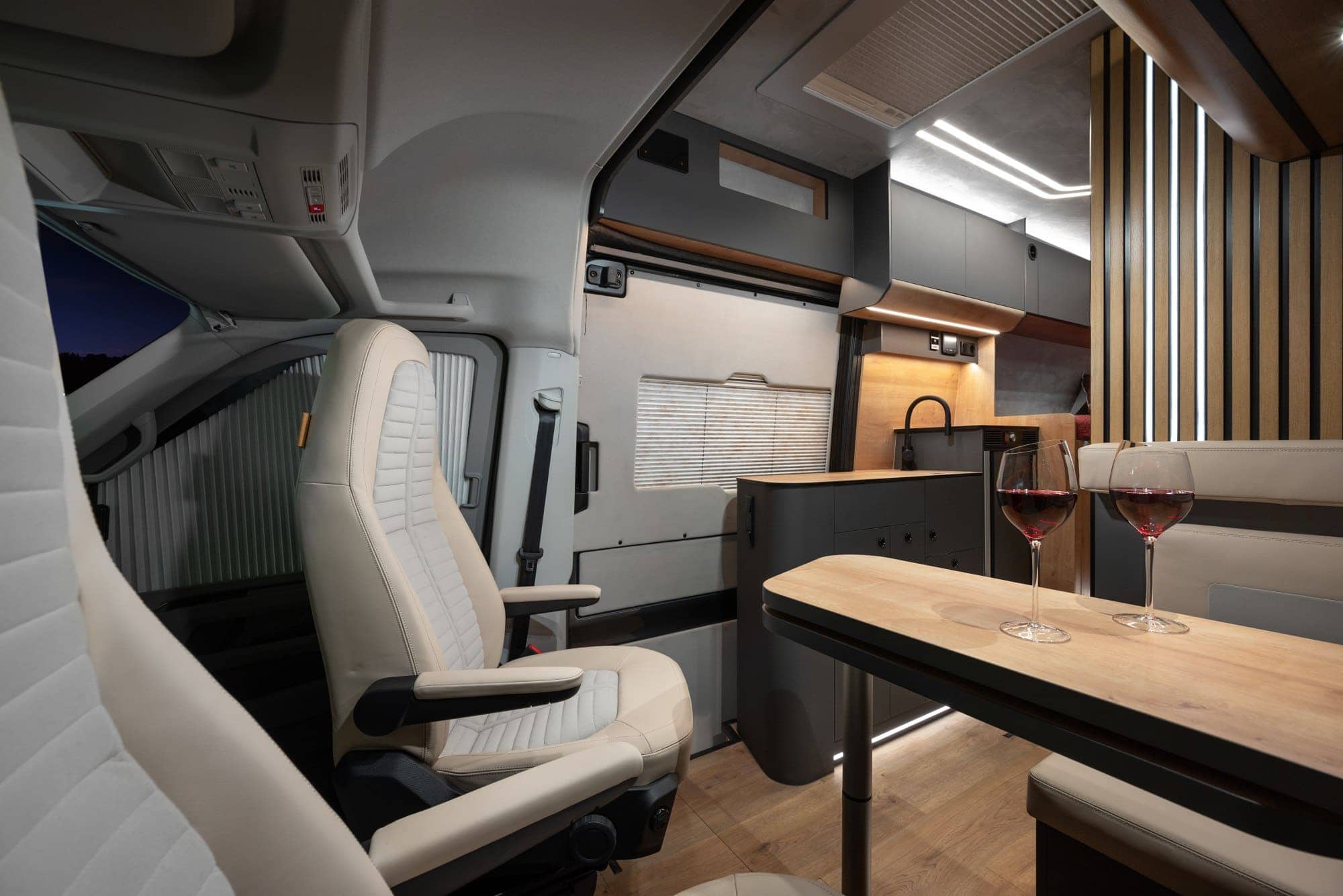 Globe-Traveller-Falcon-2z-6217-m