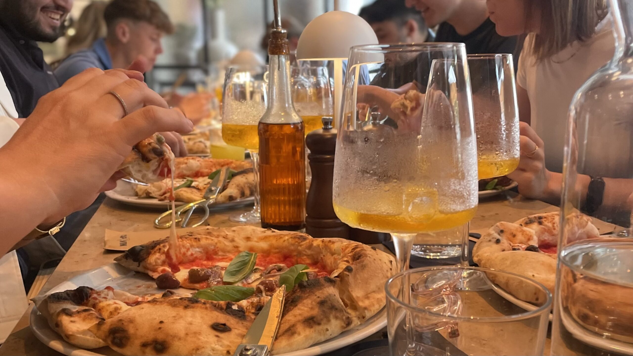 Gutes Essen, leckere Getränke und beste Gesellschaft beim Tagesausklang im Capvin