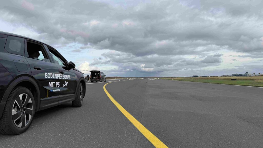 Auto auf Startbahn von Flughafen