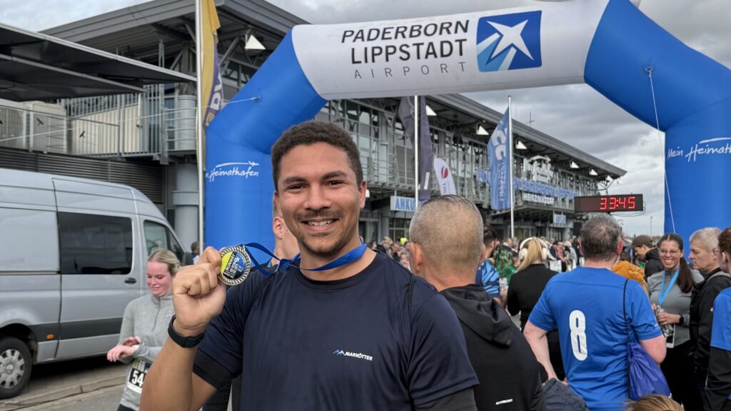 Mann, der Medaille hochhält