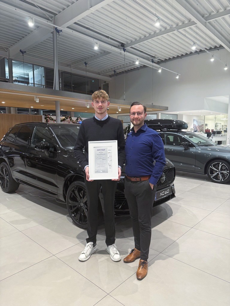 Zwei Männer mit Urkunde