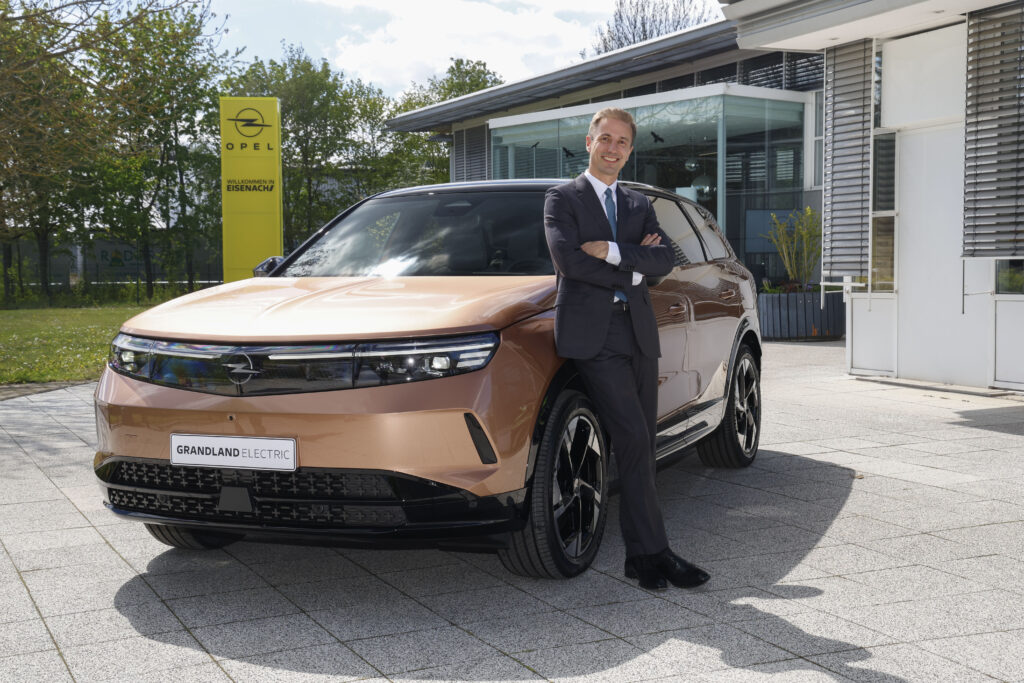 OPEL CEO Florian Huettl mit dem neuen Grasland