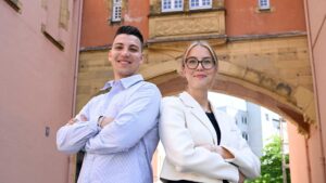 Bild (von links nach rechts) Louis Zöllner und Emilia Augustin, Rücken an Rücken
