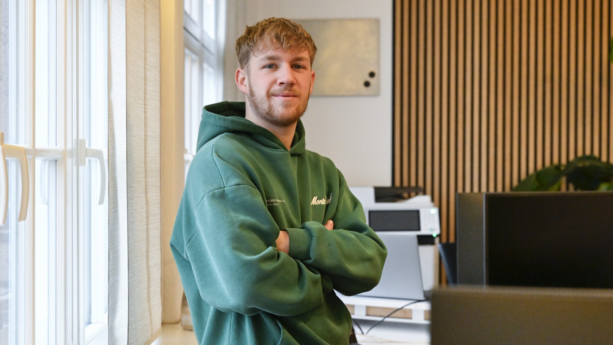 Werkstatt-Mitarbeiter mit Hoodie