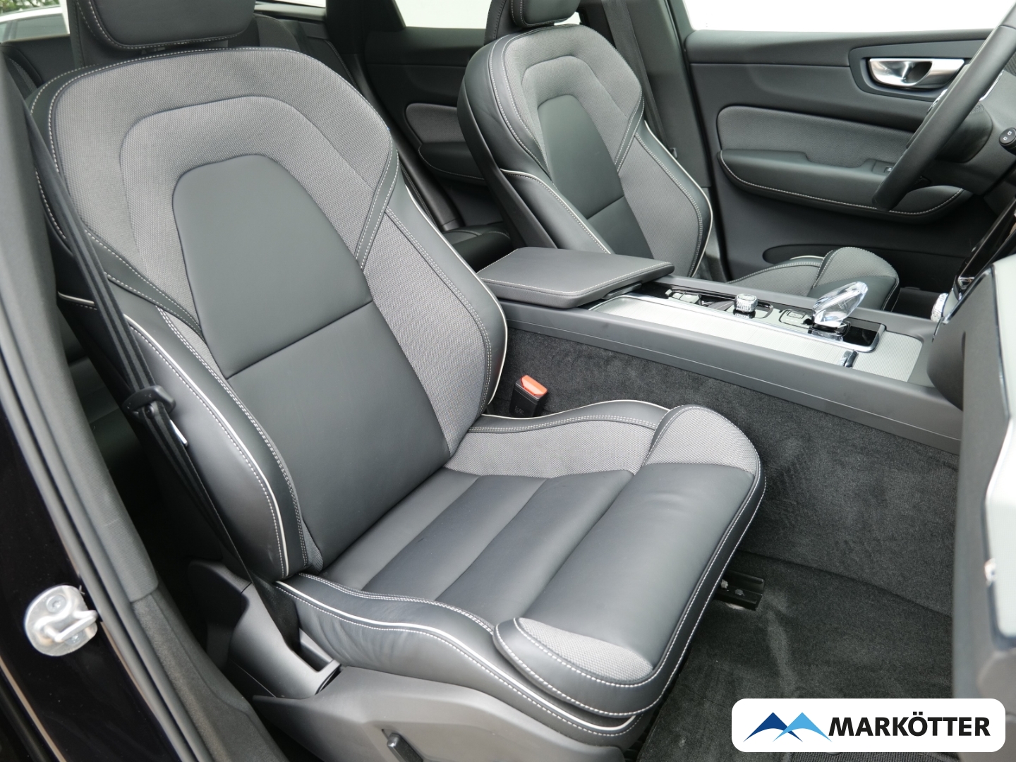 Fahrzeugabbildung Volvo XC60 T8 AWD Black Edition ACC/BLIS/360/Panorama