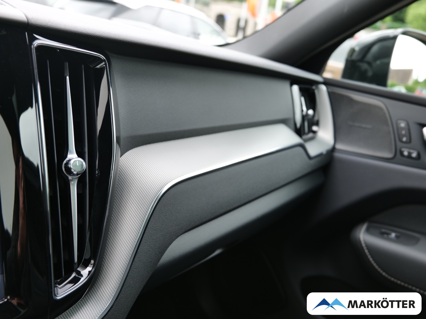 Fahrzeugabbildung Volvo XC60 T8 AWD Black Edition ACC/BLIS/360/Panorama