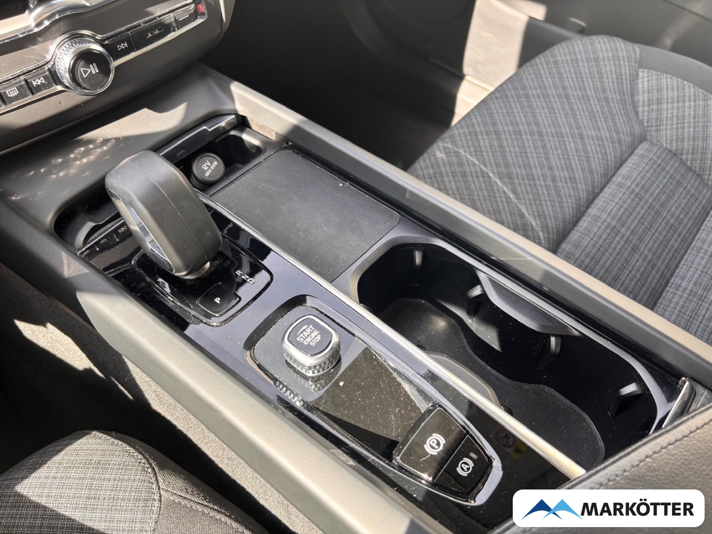 Fahrzeugabbildung Volvo XC60 B4 Core CAM/GOOGLE/NAVI/4xSHZ/LHZ