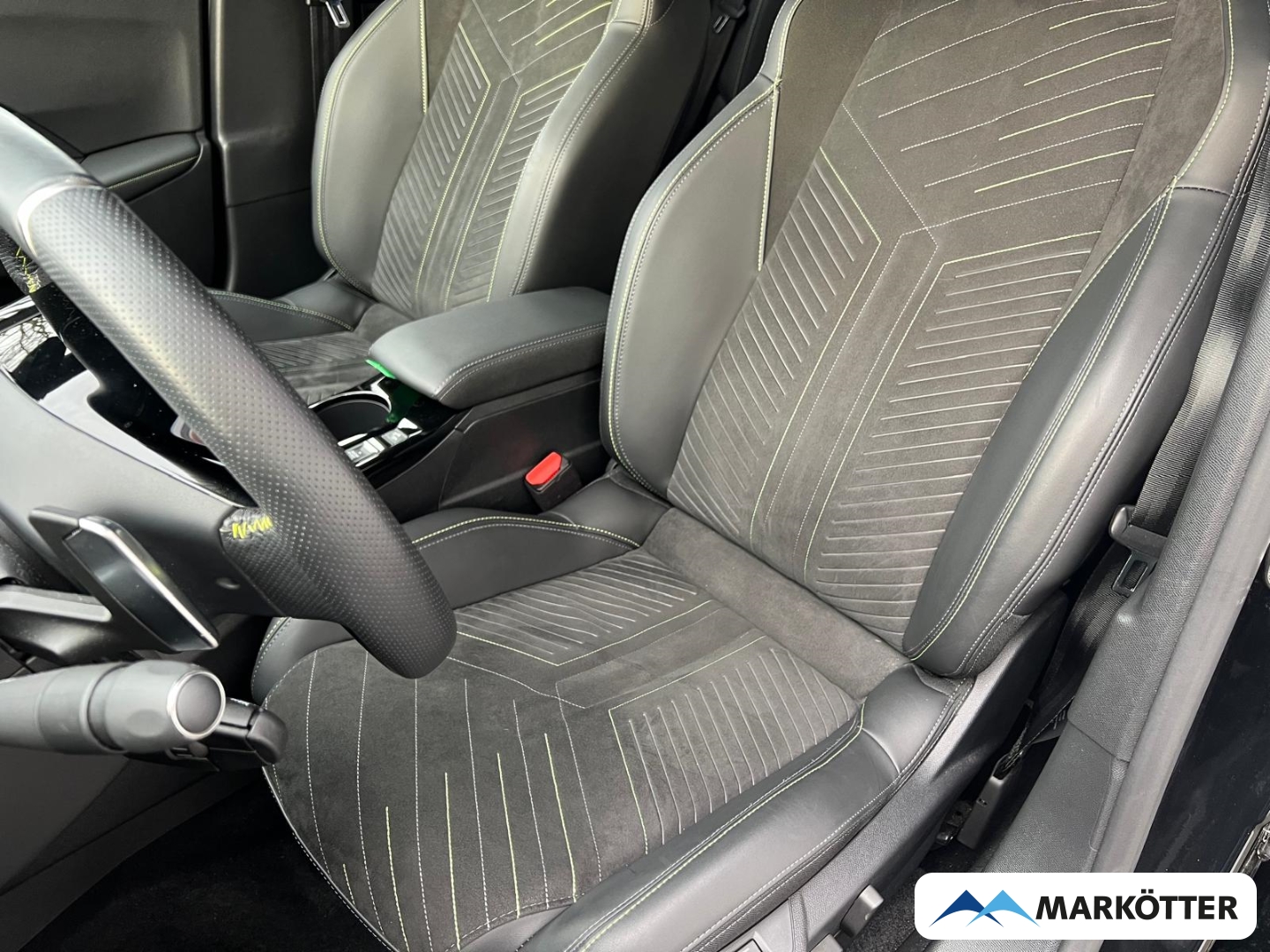 Fahrzeugabbildung Peugeot 2008 GT PureTech 130 SHZ/ALCANTARA/PDCv+h/MASSAGE