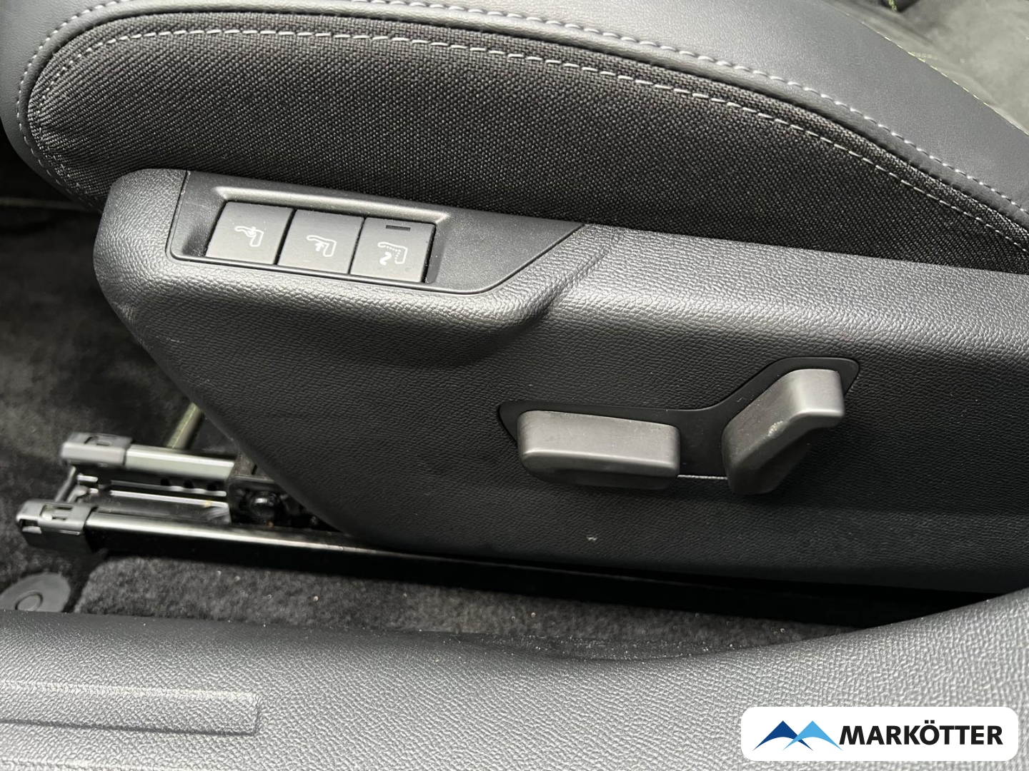 Fahrzeugabbildung Peugeot 2008 GT PureTech 130 SHZ/ALCANTARA/PDCv+h/MASSAGE