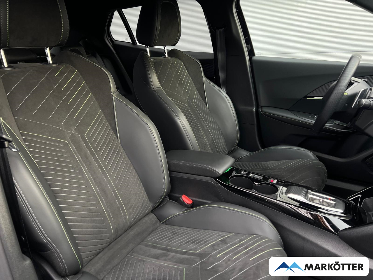 Fahrzeugabbildung Peugeot 2008 GT PureTech 130 SHZ/ALCANTARA/PDCv+h/MASSAGE