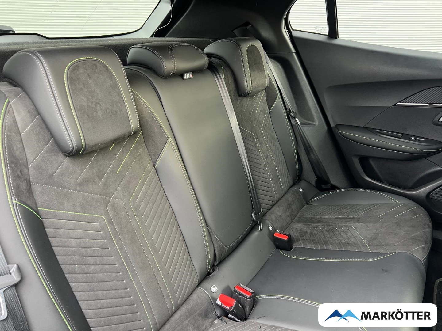 Fahrzeugabbildung Peugeot 2008 GT PureTech 130 SHZ/ALCANTARA/PDCv+h/MASSAGE