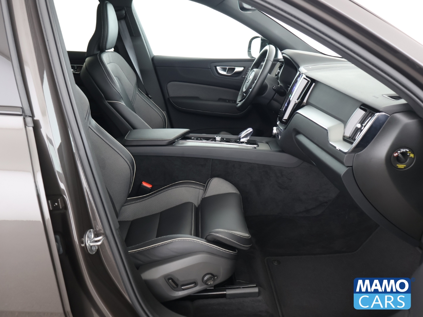 Fahrzeugabbildung Volvo XC60 T6 Recharge Plus Dark Plug-In Hybrid AWD