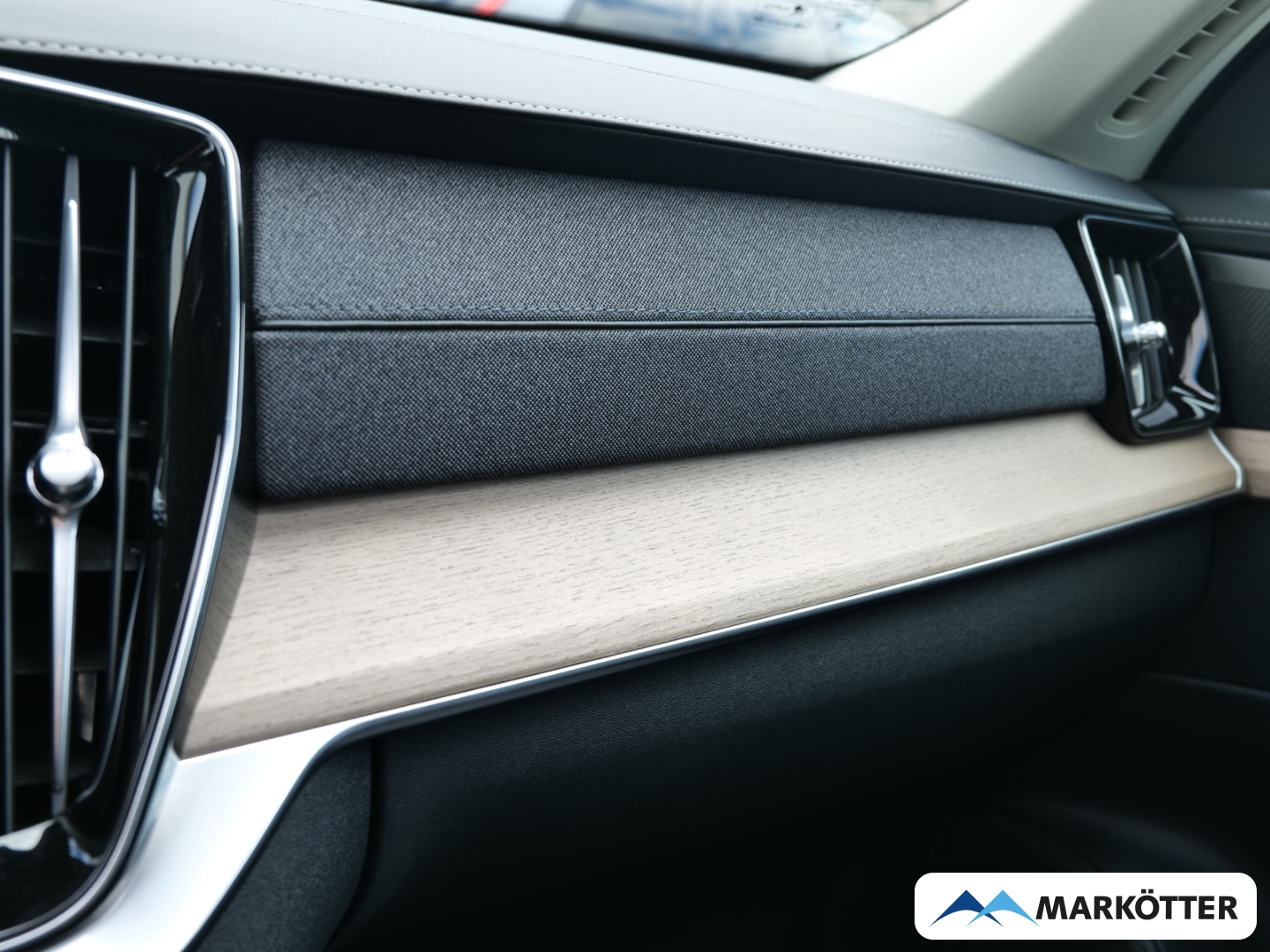 Fahrzeugabbildung Volvo XC90 T8 AWD Recharge Plus Dark 7-Sitzer/PANO/HUD