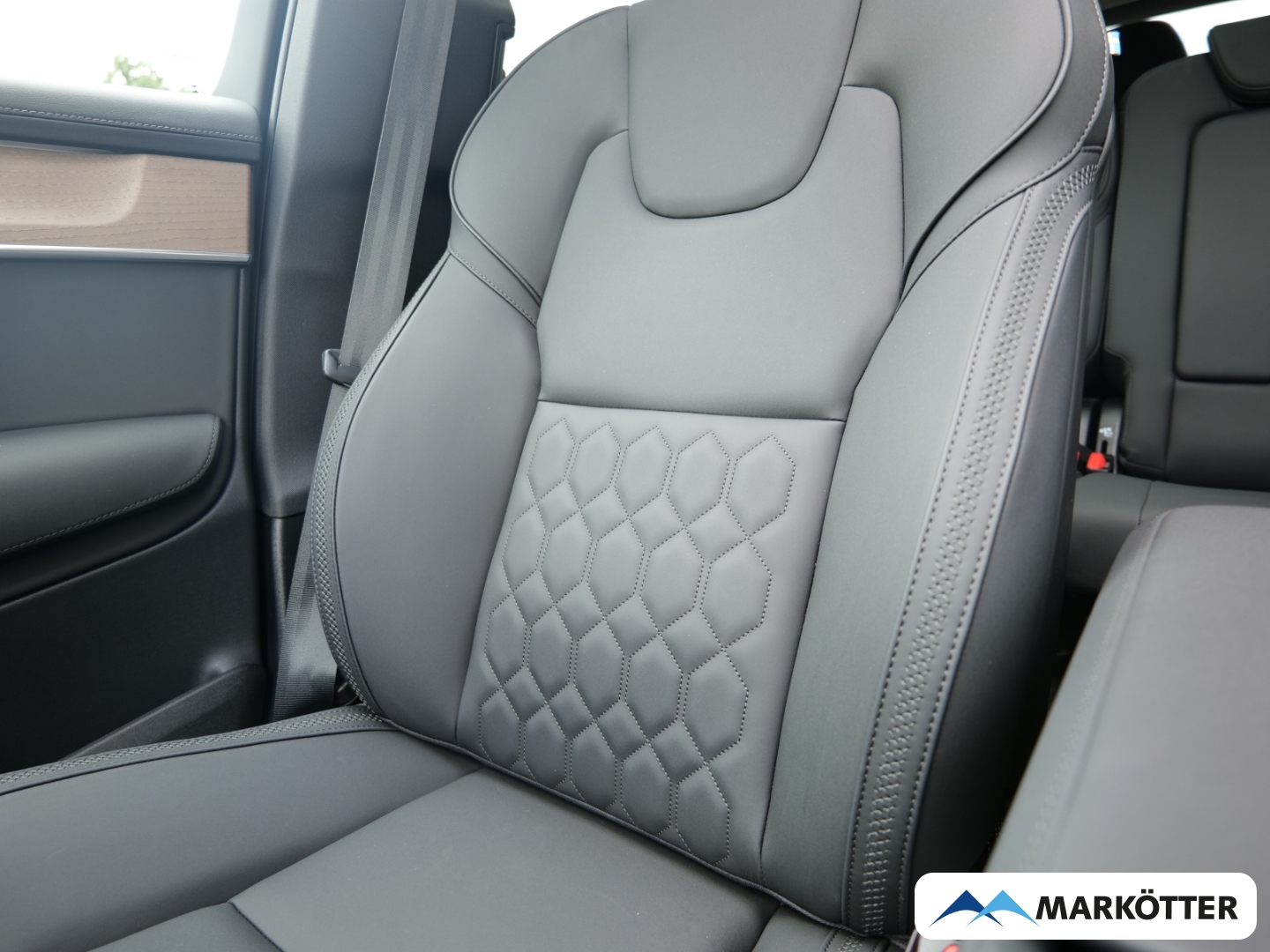 Fahrzeugabbildung Volvo XC90 T8 AWD Recharge Plus Dark 7-Sitzer/PANO/HUD
