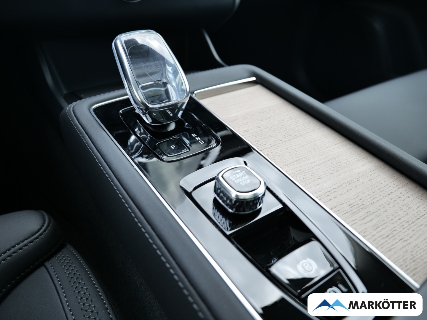 Fahrzeugabbildung Volvo XC90 T8 AWD Recharge Plus Dark 7-Sitzer/PANO/HUD