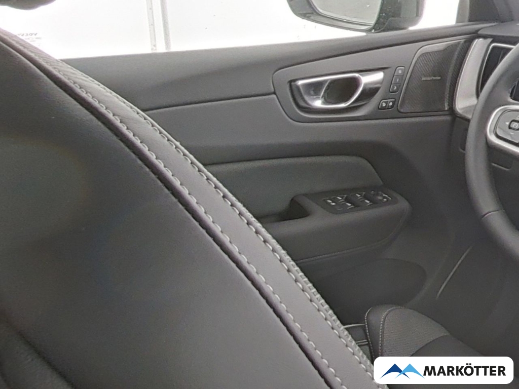 Fahrzeugabbildung Volvo XC60 B5 AWD Black Edition PANO/CAM/BLIS/21-Zoll