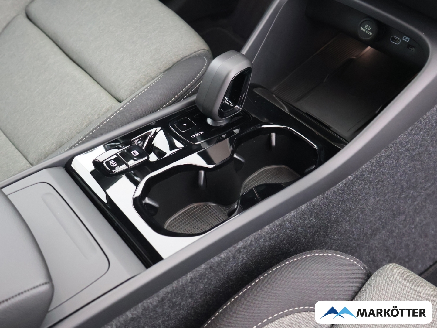 Fahrzeugabbildung Volvo XC40 B3 Plus Black Edition/20''/H&K/ACC/SHZ+LHZ