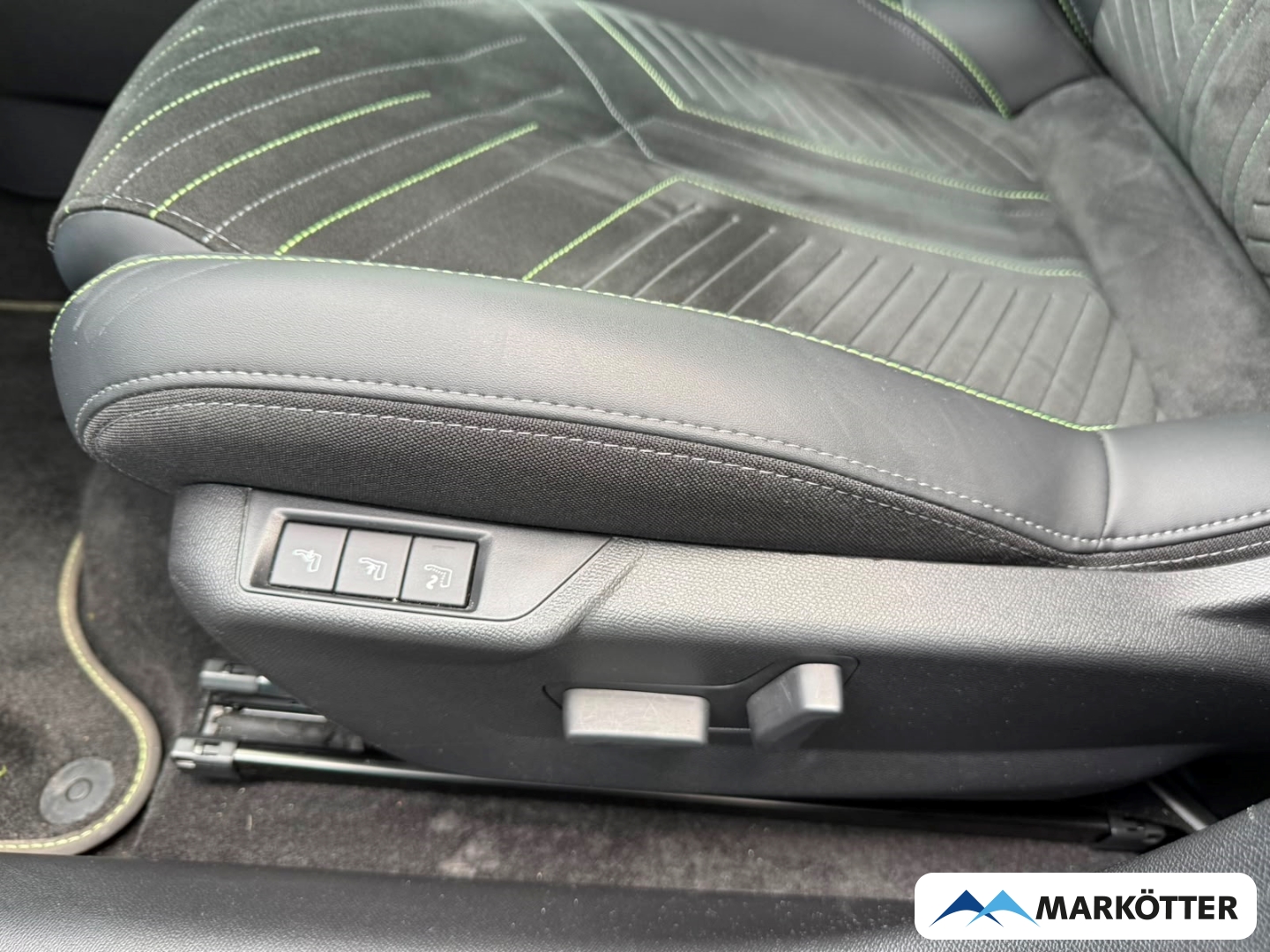 Fahrzeugabbildung Peugeot 208 Hybrid BlackPaket GT CAM/MASSAGE/NAVI/SHZ/TEMP