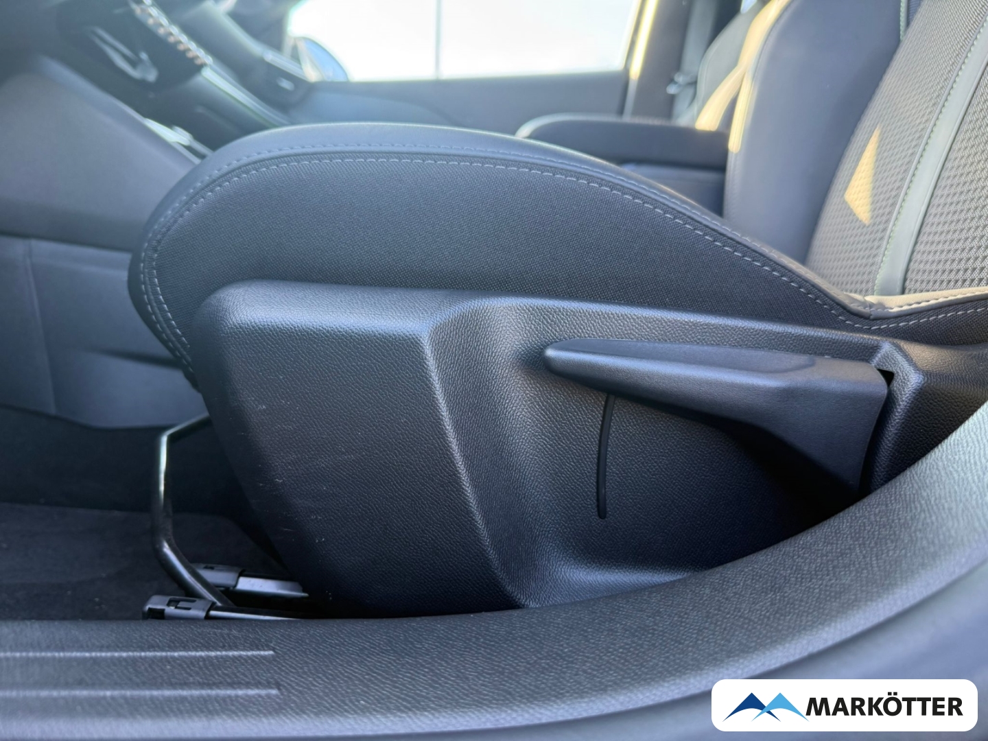 Fahrzeugabbildung Peugeot 208 GT SHZ/CAM/NAVI/PDC/TEMP/CARPY/LED