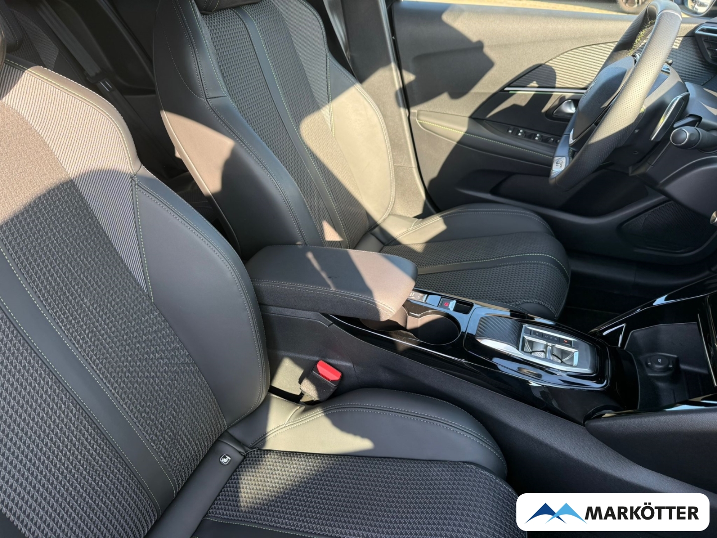 Fahrzeugabbildung Peugeot 208 GT SHZ/CAM/NAVI/PDC/TEMP/CARPY/LED