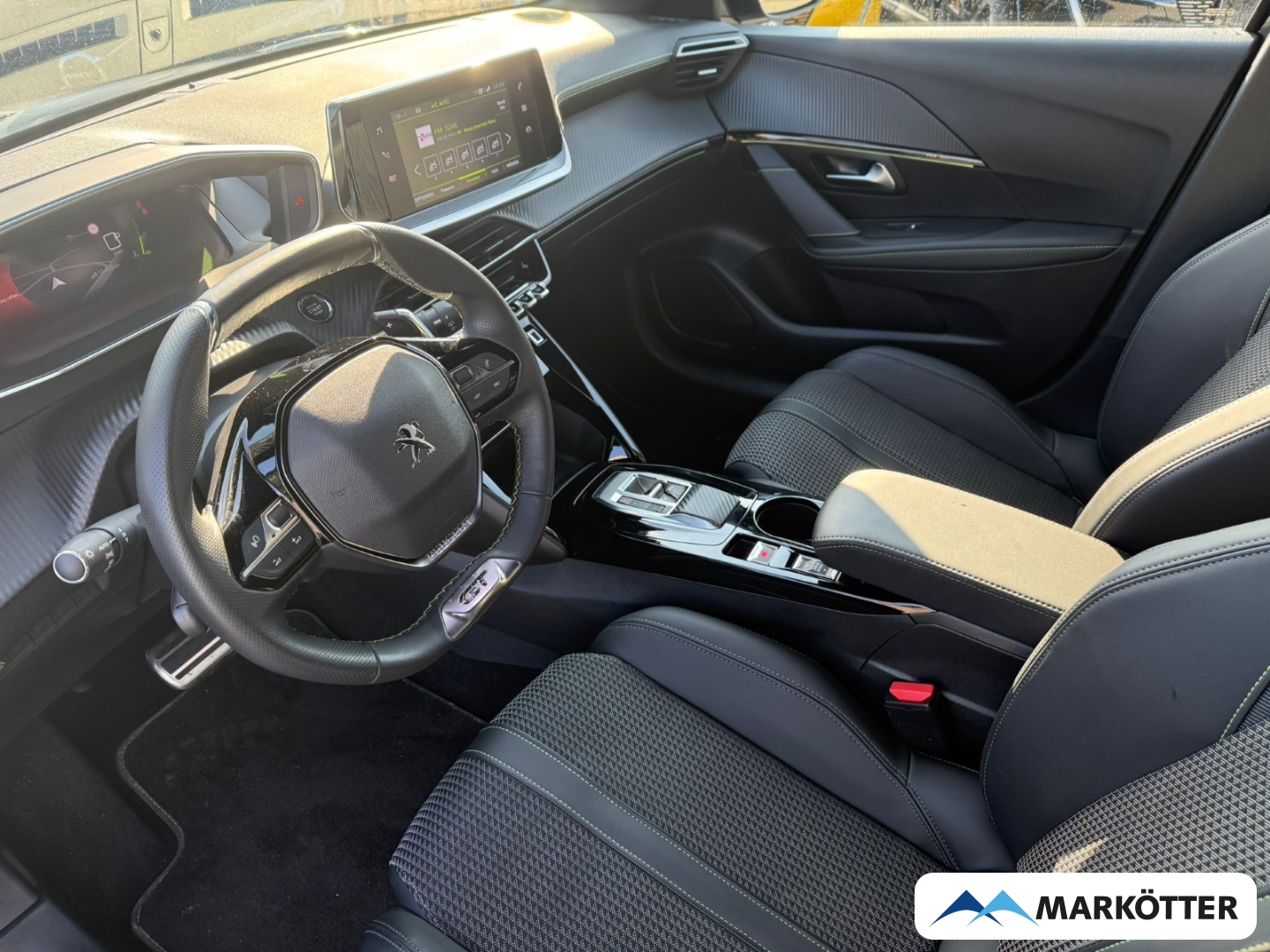 Fahrzeugabbildung Peugeot 208 GT SHZ/CAM/NAVI/PDC/TEMP/CARPY/LED