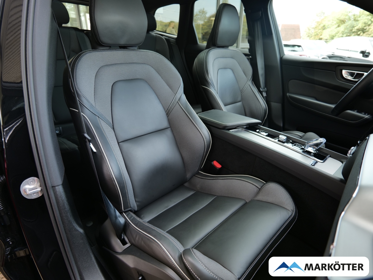 Fahrzeugabbildung Volvo XC60 T8 Recharge AWD Black Edition Ultra Four-C