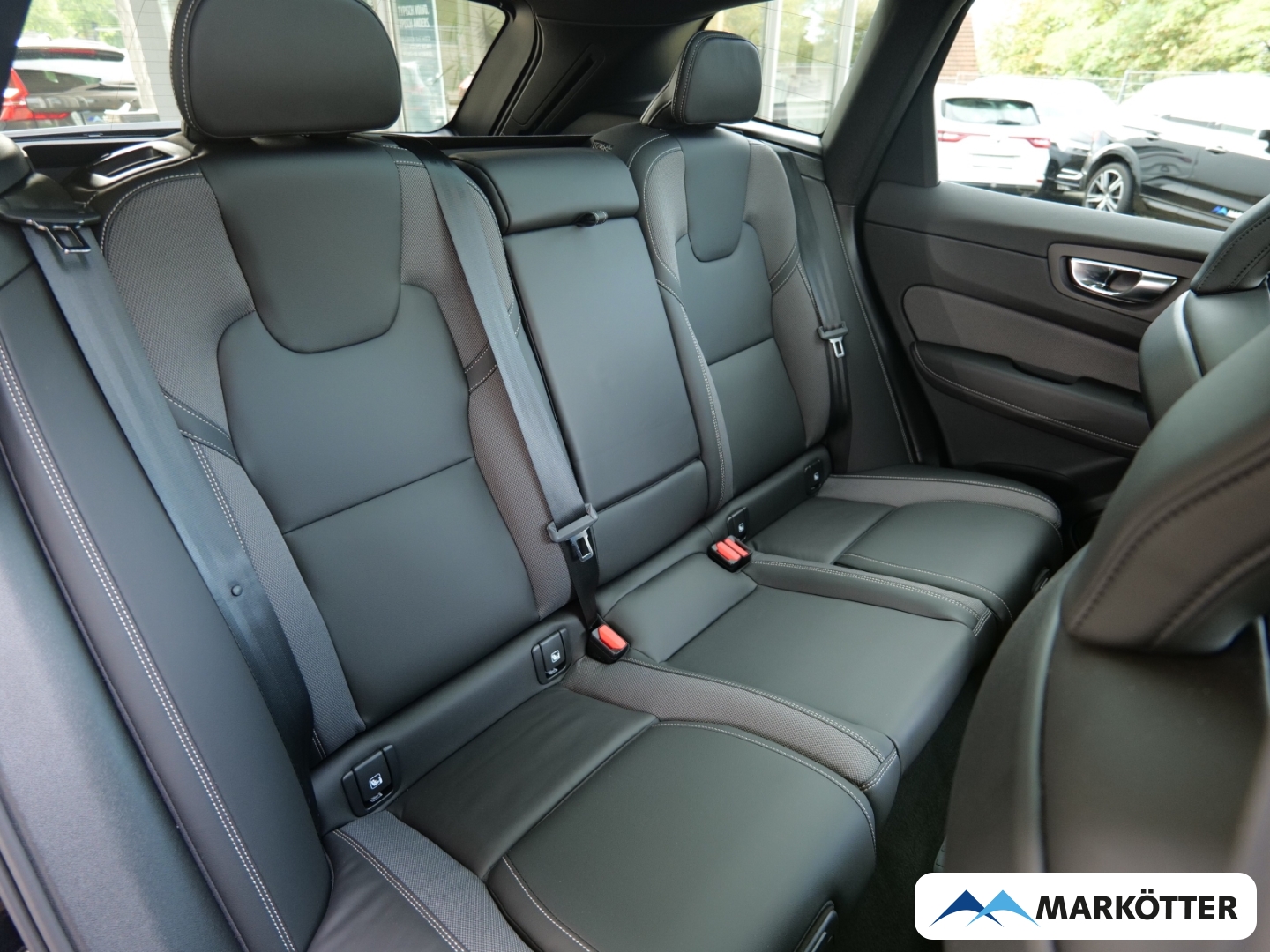 Fahrzeugabbildung Volvo XC60 T8 Recharge AWD Black Edition Ultra Four-C