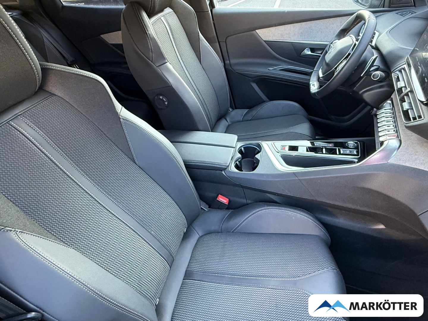Fahrzeugabbildung Peugeot 3008 GT Hybrid 136 ACC/SHZ/KEYLESS/TOTWINKEL