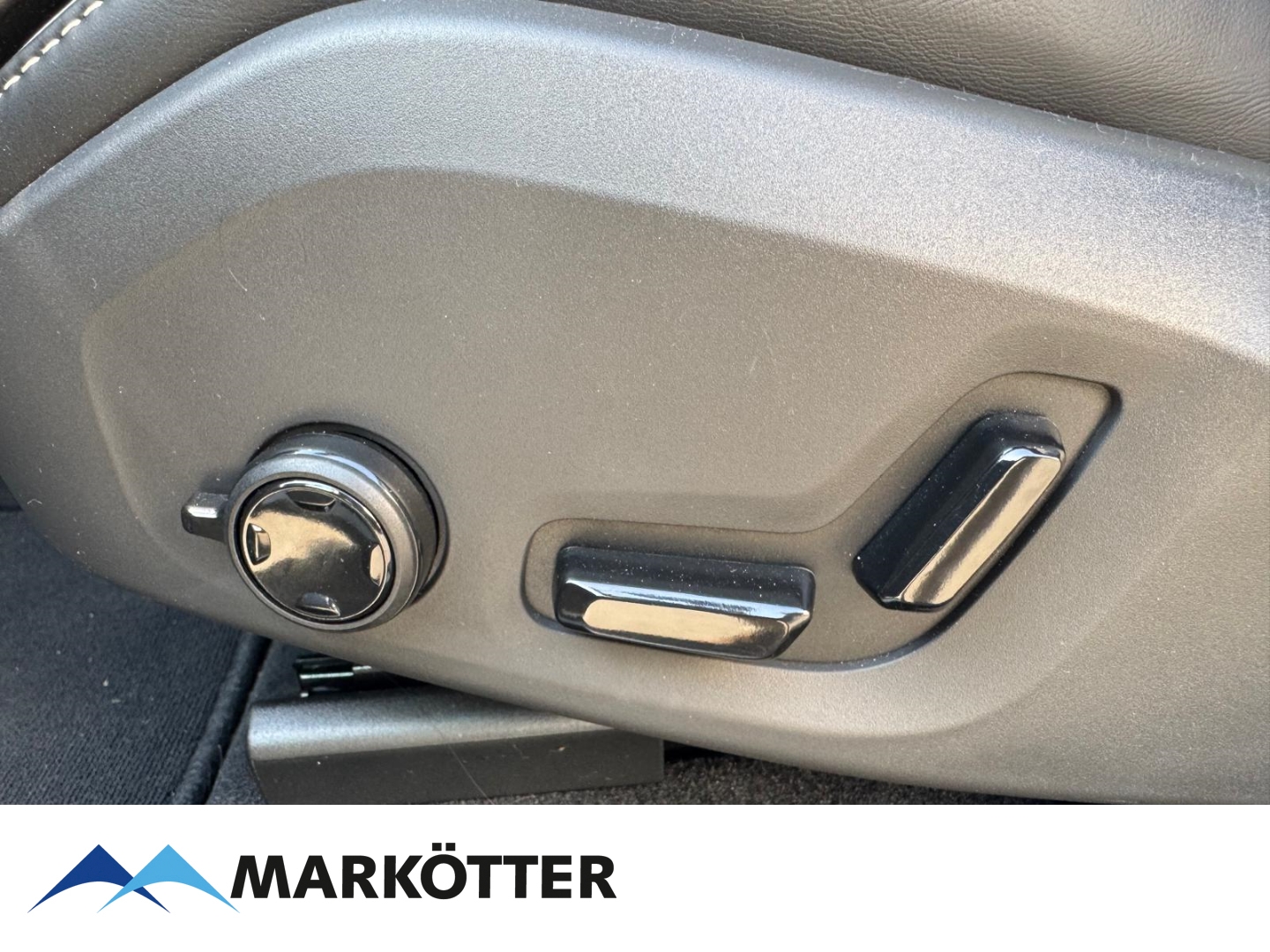 Fahrzeugabbildung Volvo XC60 Plus Dark Recharge Plug-In Hybrid AWD T6