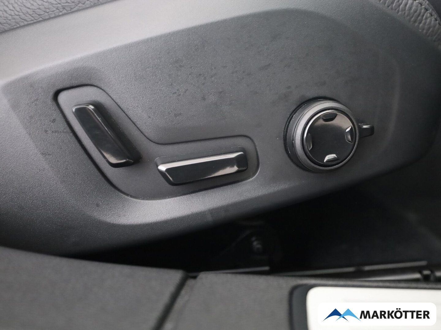 Fahrzeugabbildung Volvo V60 B4 Plus Dark ACC/360/Apple/BLIS/Voll-LED/19''