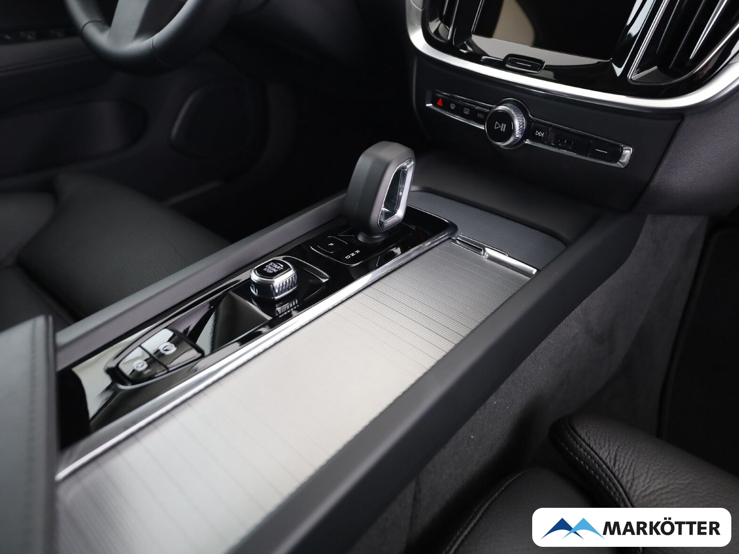 Fahrzeugabbildung Volvo V60 B4 Plus Dark ACC/360/Apple/BLIS/Voll-LED/19''