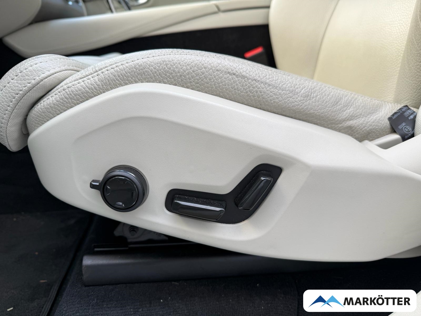 Fahrzeugabbildung Volvo XC90 B5 AWD Ultimate Dark 7-Sitz. AHK/ACC/360°