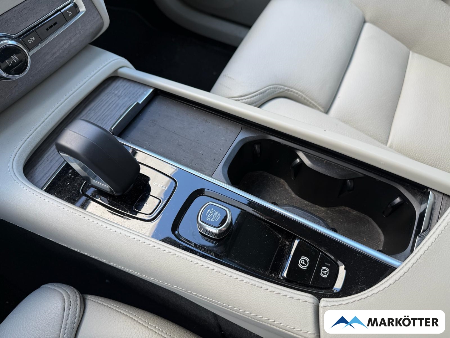 Fahrzeugabbildung Volvo XC90 B5 AWD Ultimate Dark 7-Sitz. AHK/ACC/360°