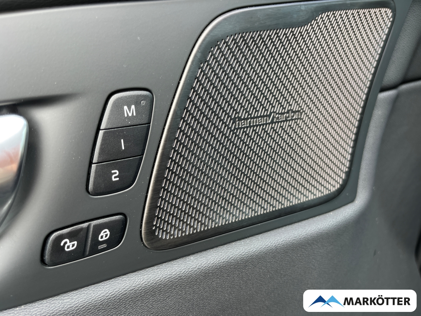 Fahrzeugabbildung Volvo XC60 B5 AWD Plus Dark S-Dach/360°/FACELIFT/19''