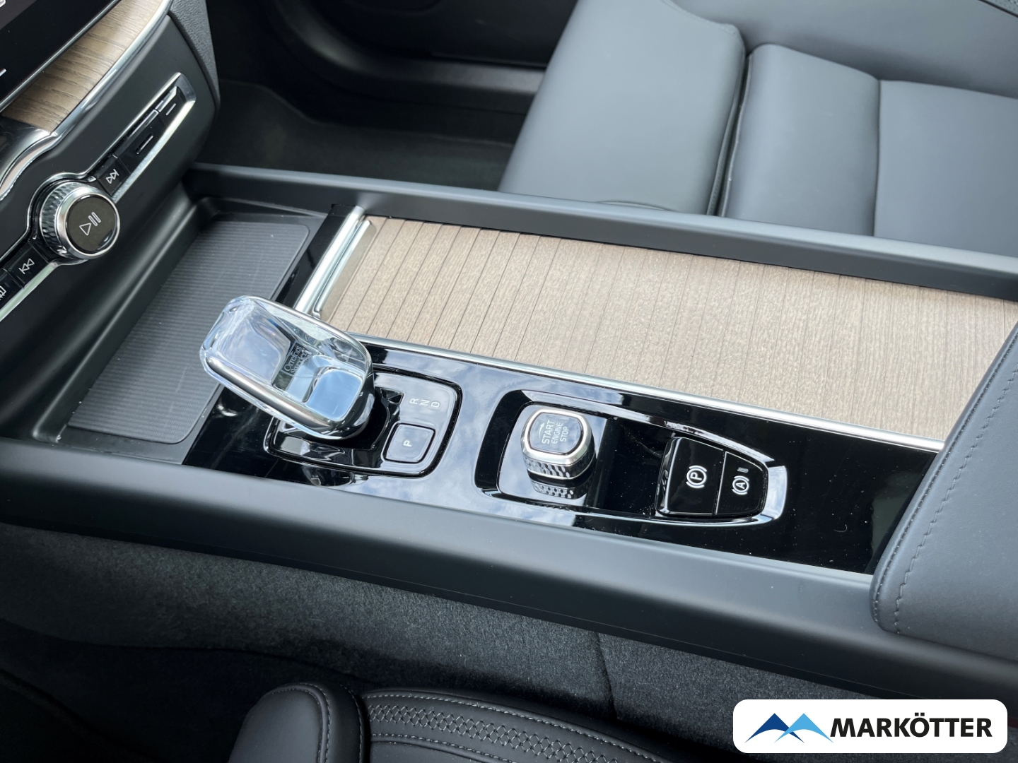 Fahrzeugabbildung Volvo XC60 B5 AWD Plus Dark S-Dach/360°/FACELIFT/19''