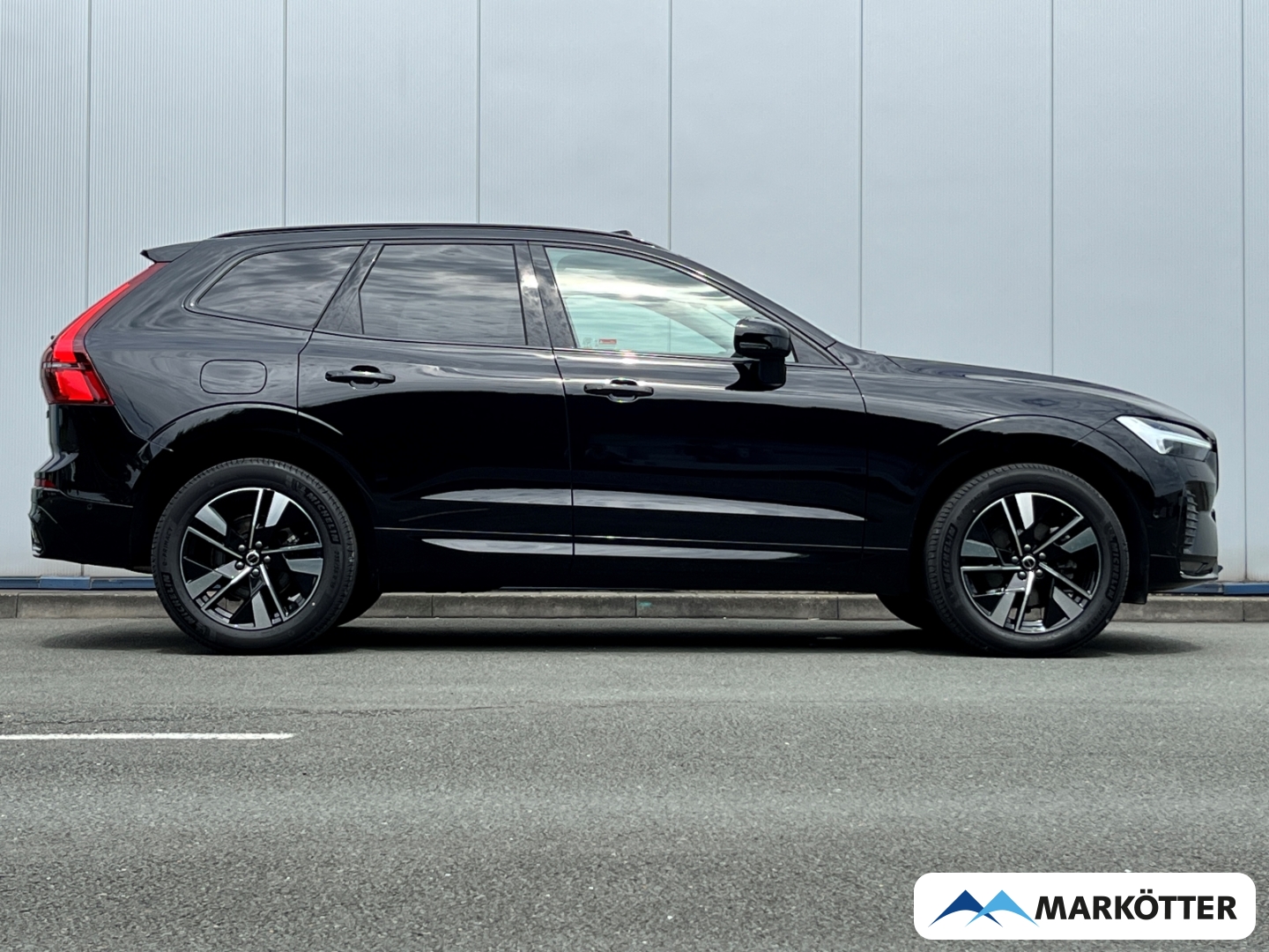Fahrzeugabbildung Volvo XC60 B5 AWD Plus Dark S-Dach/360°/FACELIFT/19''