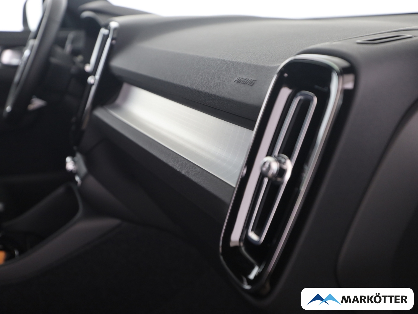 Fahrzeugabbildung Volvo XC40 B4 Plus Dark/360°CAM/PANO/SHZ+LHZ/H&K/LED