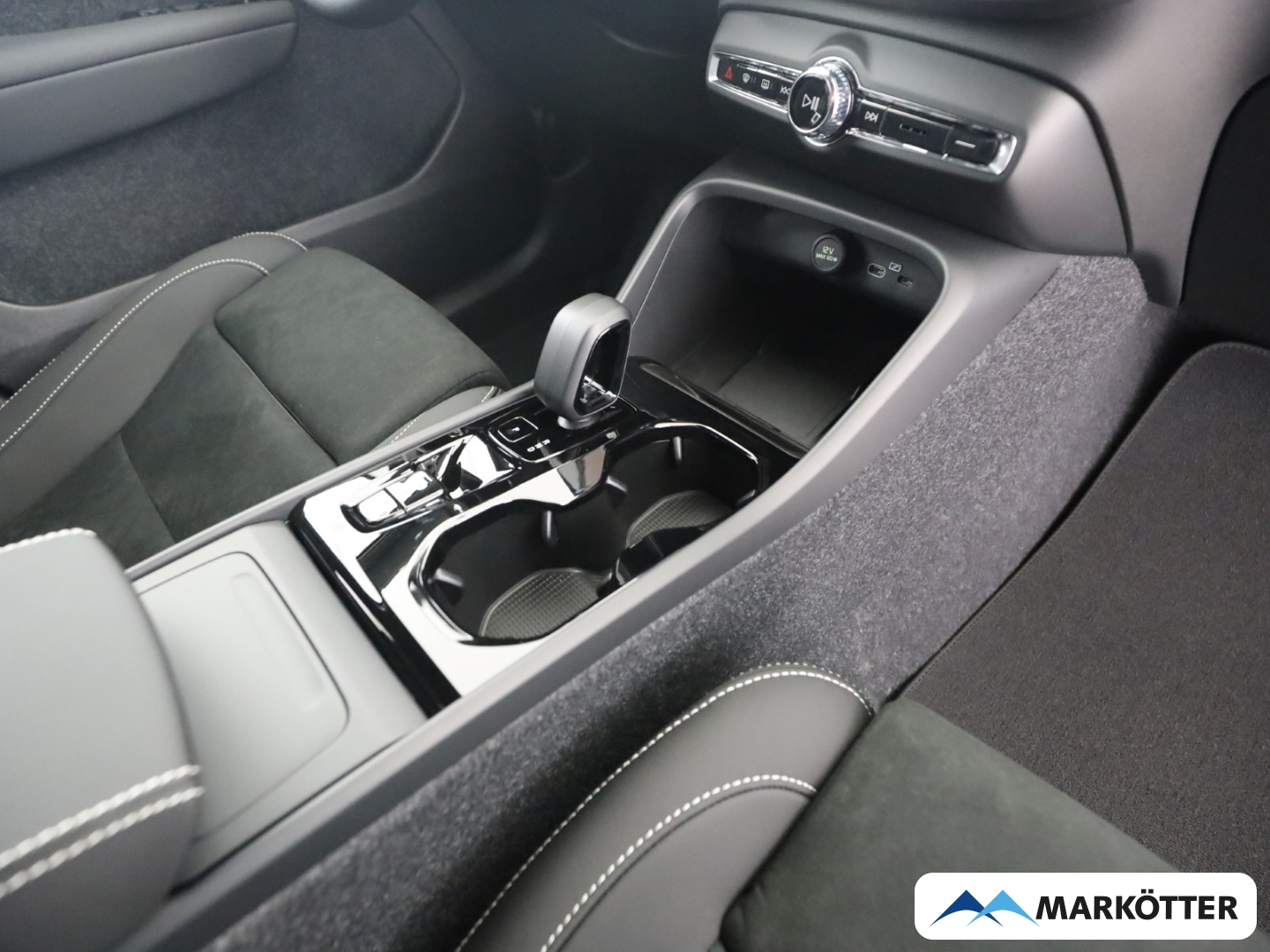 Fahrzeugabbildung Volvo XC40 B4 Plus Dark/360°CAM/PANO/SHZ+LHZ/H&K/LED