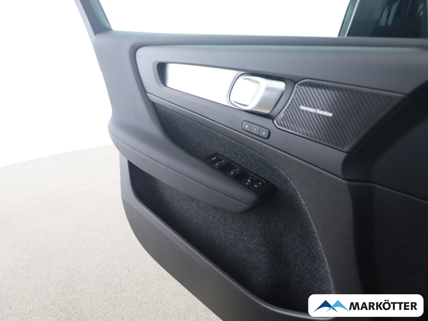 Fahrzeugabbildung Volvo XC40 B4 Plus Dark/360°CAM/PANO/SHZ+LHZ/H&K/LED