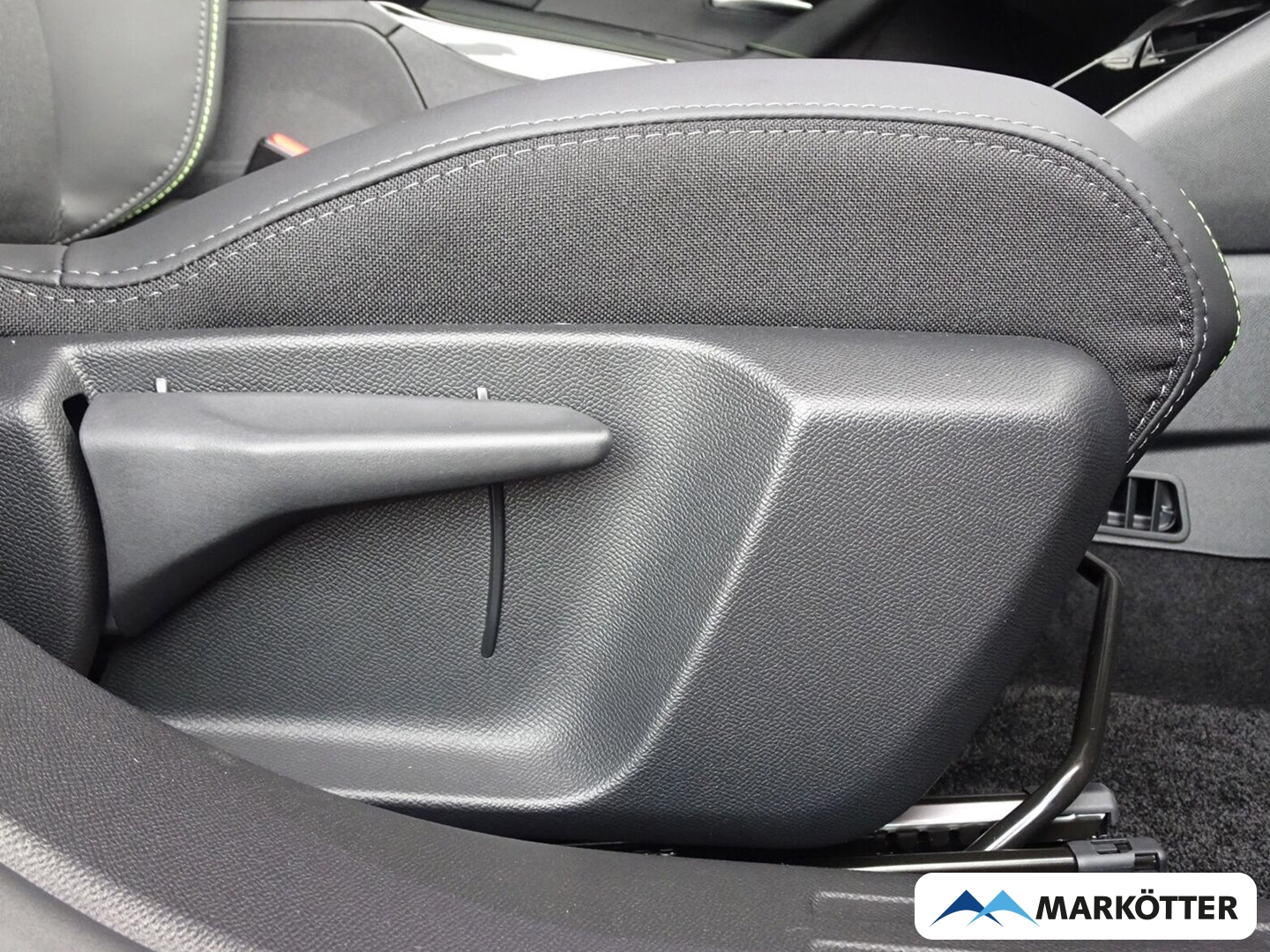 Fahrzeugabbildung Peugeot 2008 GT 145/ACC/CAM/NAVI/Pano/Keyless/LED