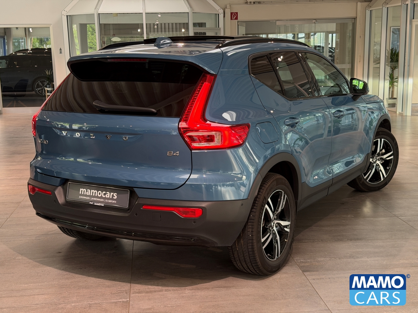 Fahrzeugabbildung Volvo XC40 B4 Plus Dark BLIS/H&K/4xSHZ/PANO/360CAM