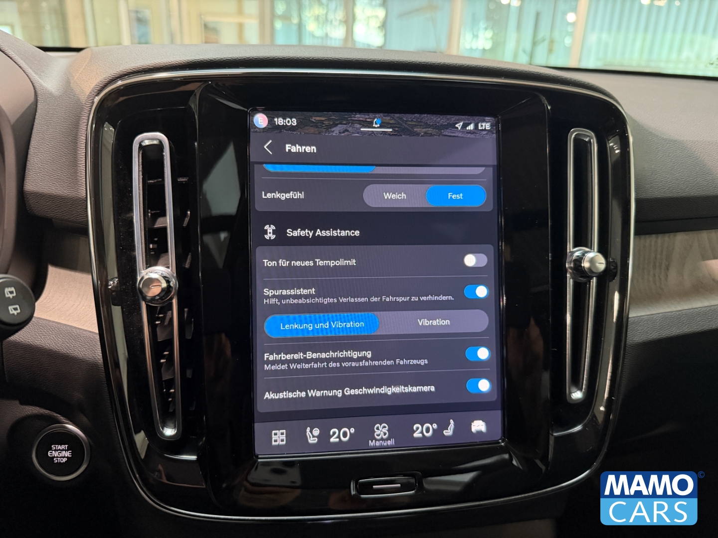 Fahrzeugabbildung Volvo XC40 B4 Plus Dark BLIS/H&K/4xSHZ/PANO/360CAM