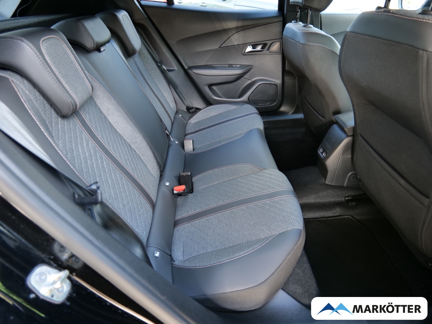 Fahrzeugabbildung Peugeot 2008 1.2 Hybrid 145 Allure Black Apple/LED/Sitzhz