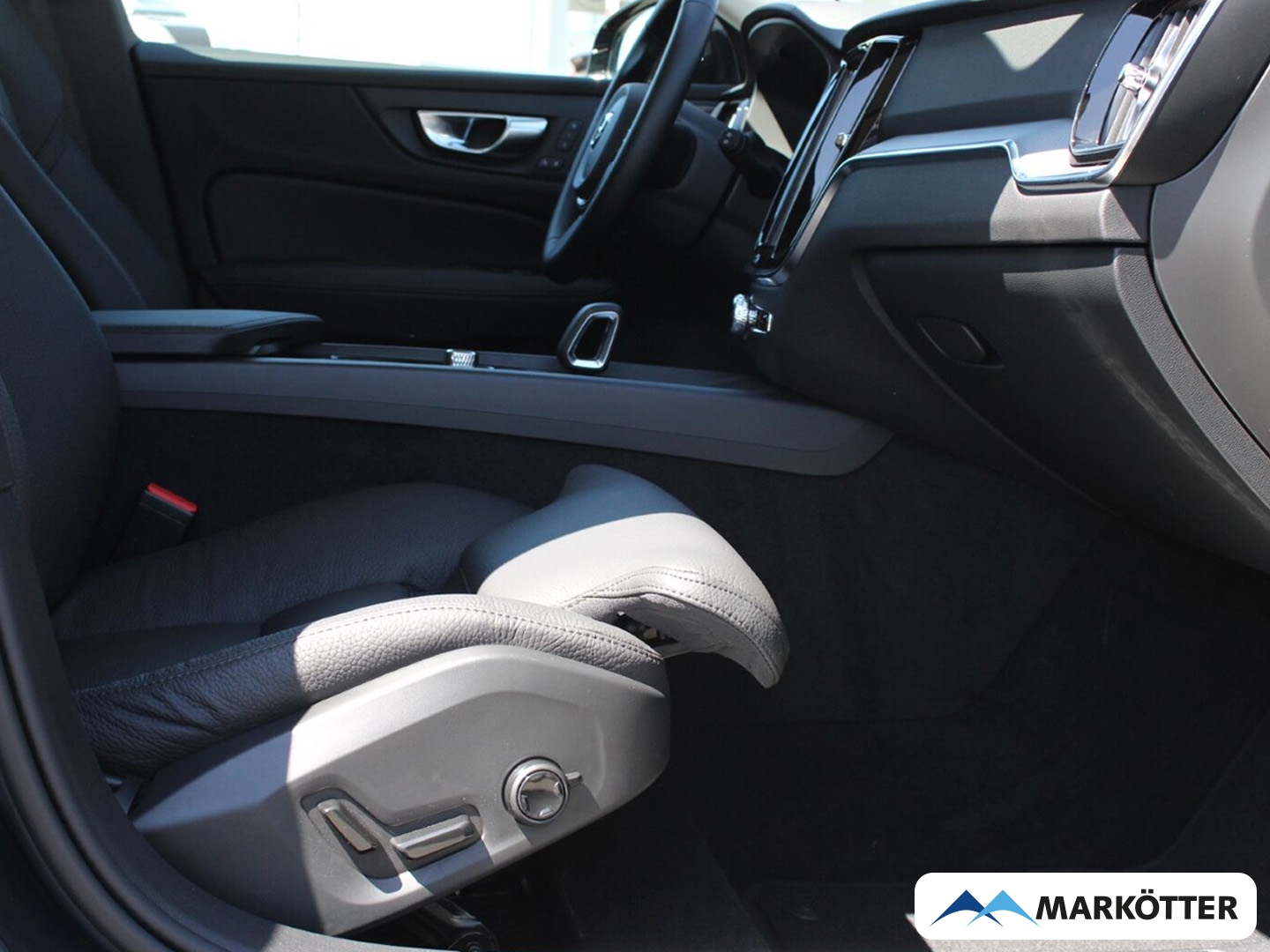 Fahrzeugabbildung Volvo V60 B4 Plus Dark PANO/360/H&K/BLIS/ACC/VOLL-LED