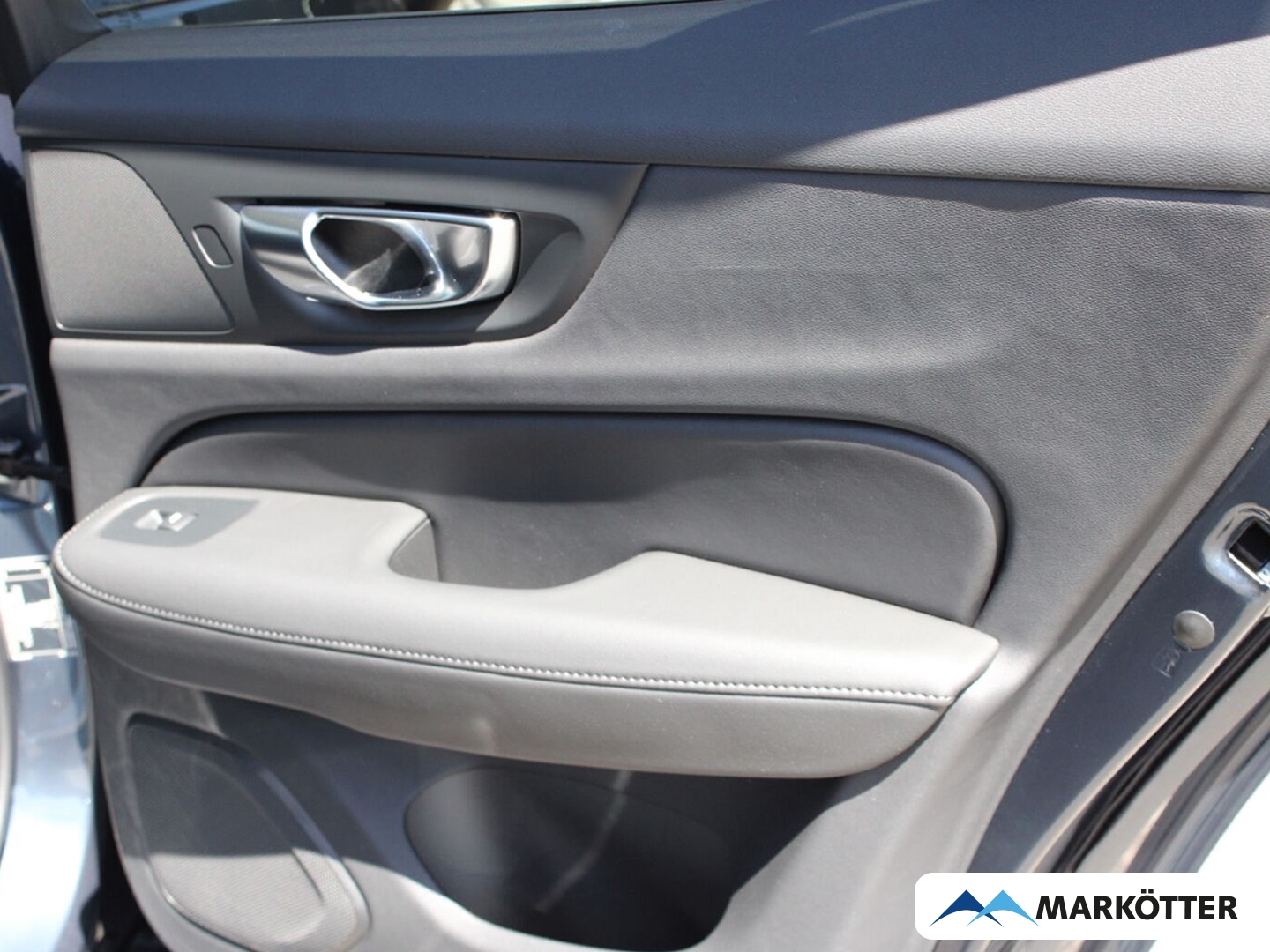 Fahrzeugabbildung Volvo V60 B4 Plus Dark PANO/360/H&K/BLIS/ACC/VOLL-LED