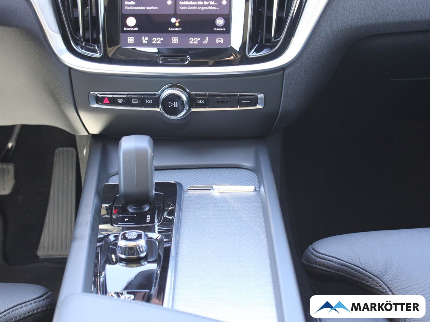 Fahrzeugabbildung Volvo V60 B4 Plus Dark PANO/360/H&K/BLIS/ACC/VOLL-LED