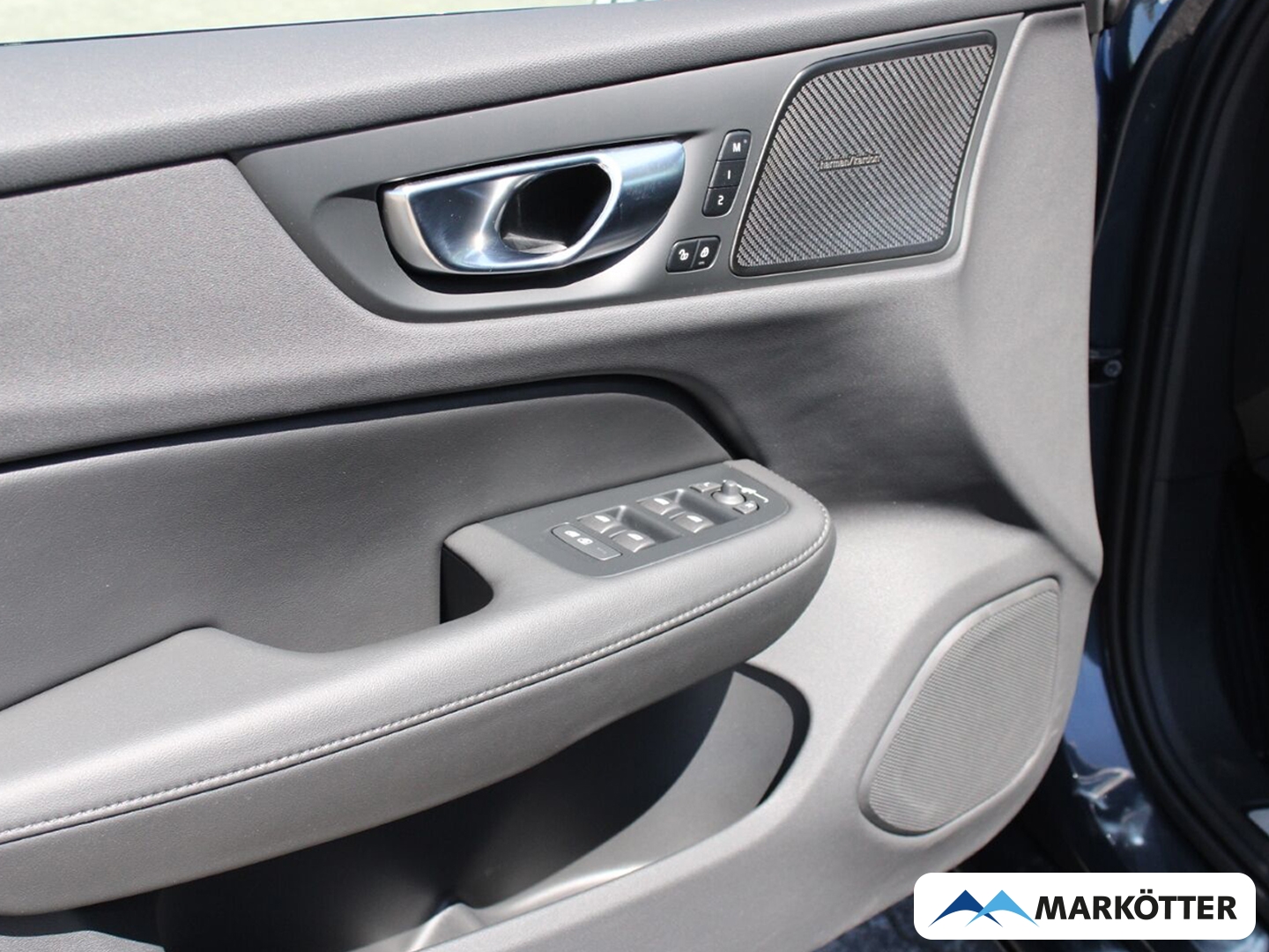 Fahrzeugabbildung Volvo V60 B4 Plus Dark PANO/360/H&K/BLIS/ACC/VOLL-LED