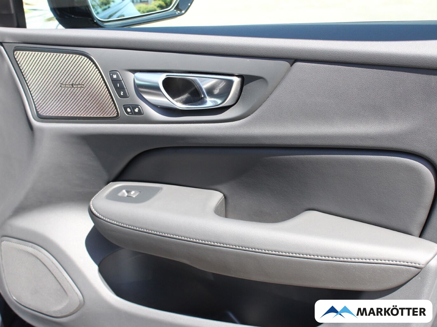 Fahrzeugabbildung Volvo V60 B4 Plus Dark PANO/360/H&K/BLIS/ACC/VOLL-LED